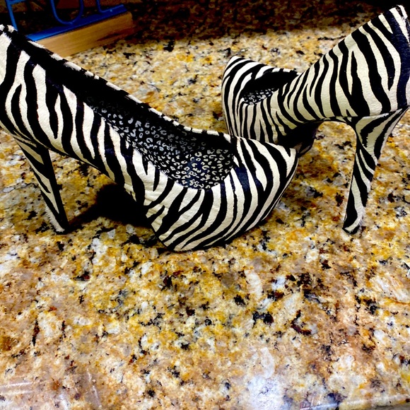 Zebra Print Jessica Simpons - Picture 2 of 3